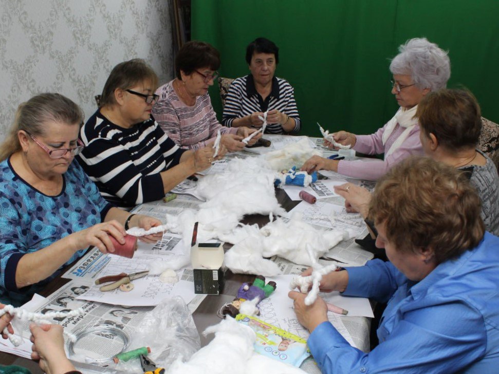 Саратовских пенсионерок научили изготавливать игрушки из ваты